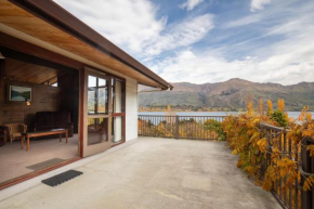 Lakeside Escape - Wanaka Holiday Bach